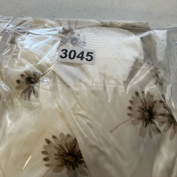 Nordstom VICI Maxi‎ Dress Sz M White Floral Feminine Pockets Rayon Deep V Neck - Picture 9 of 9